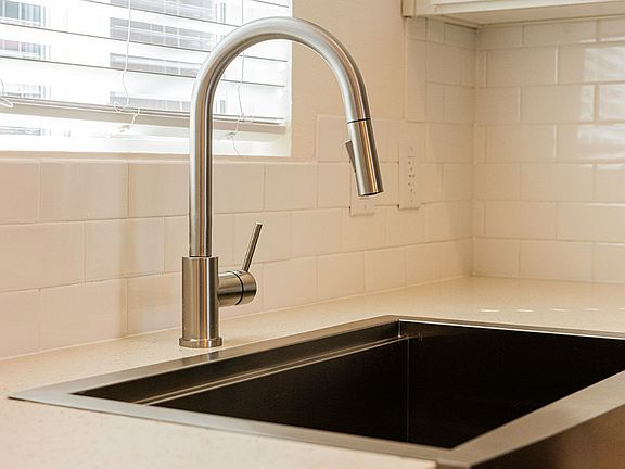 3rd image of 909-929 35th Ave #907
