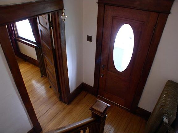4th image of 233 Banfil St
