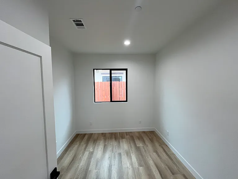 4417 Phelan Ave — Photo 13