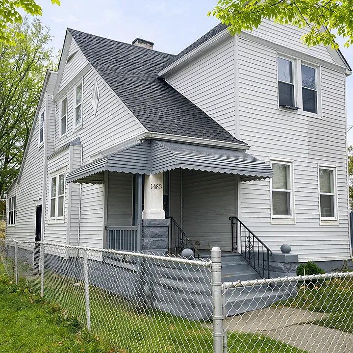 1483 E 120th St