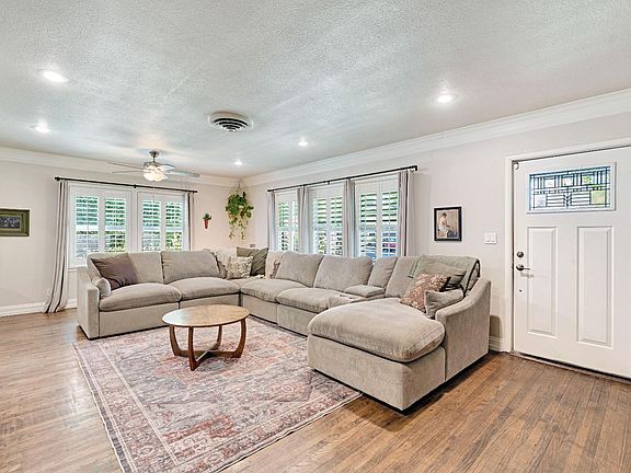 3rd image of 1076 W Myrtle Ave