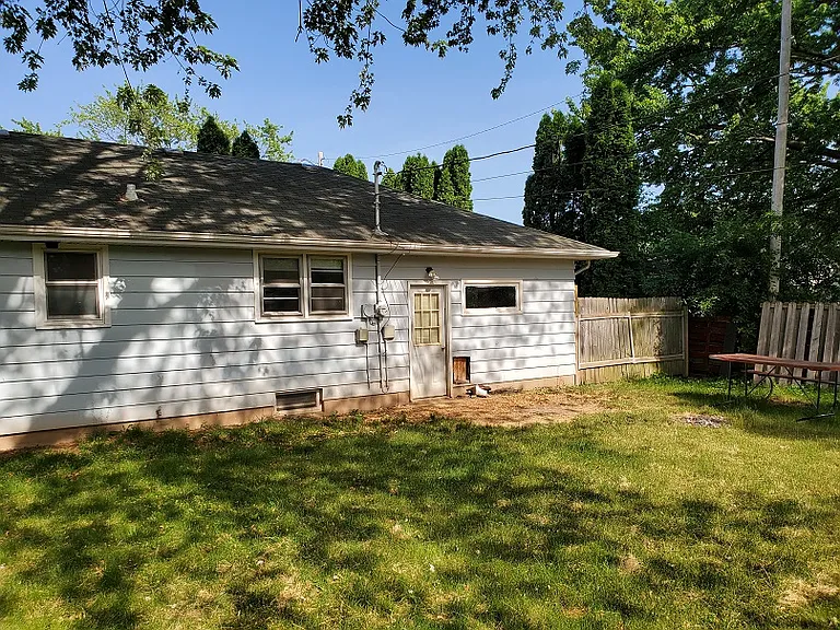 1163 Higgins Ave — Photo 7