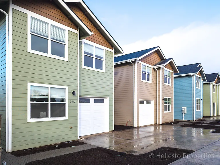 2530 SW Coho St — Photo 2