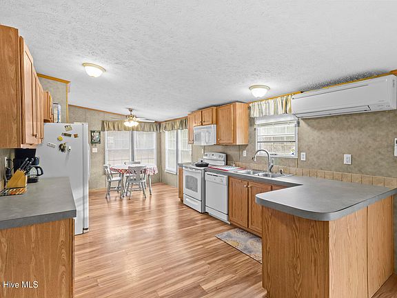 3rd image of 415 Country Acres Road