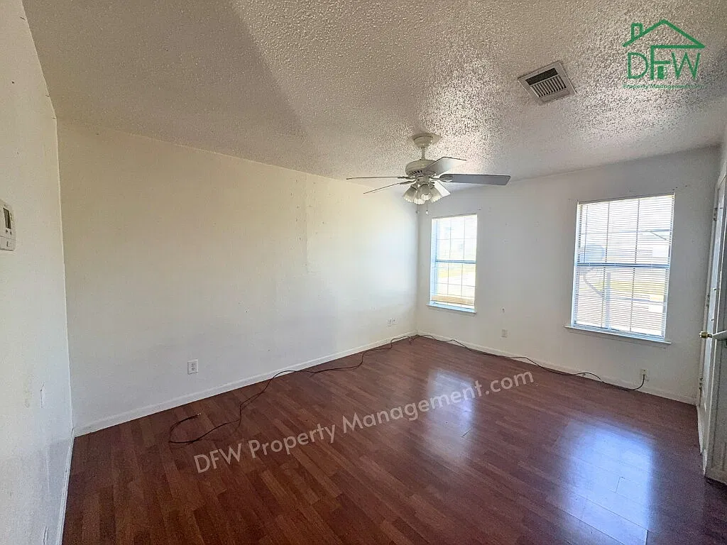 811 W Walnut St — Photo 3