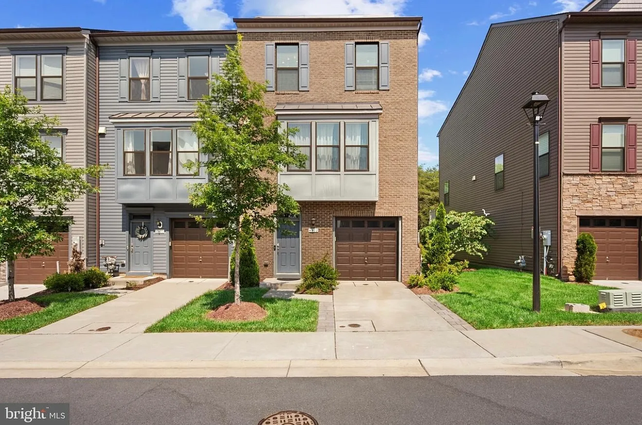 3 bed, 3.5 bath, 2500 sqft, $3,500 — Photo 1