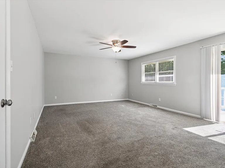 112 Leslie Dr — Photo 36
