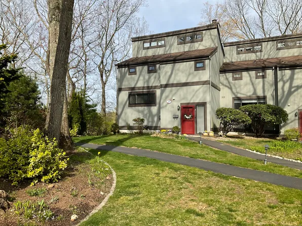 22 Harbour Village #A, Branford, CT 06405