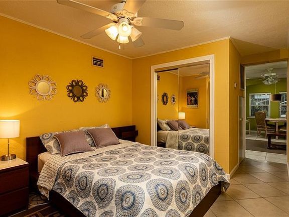 Main bedroom (Brand new queen bed) with large closet.