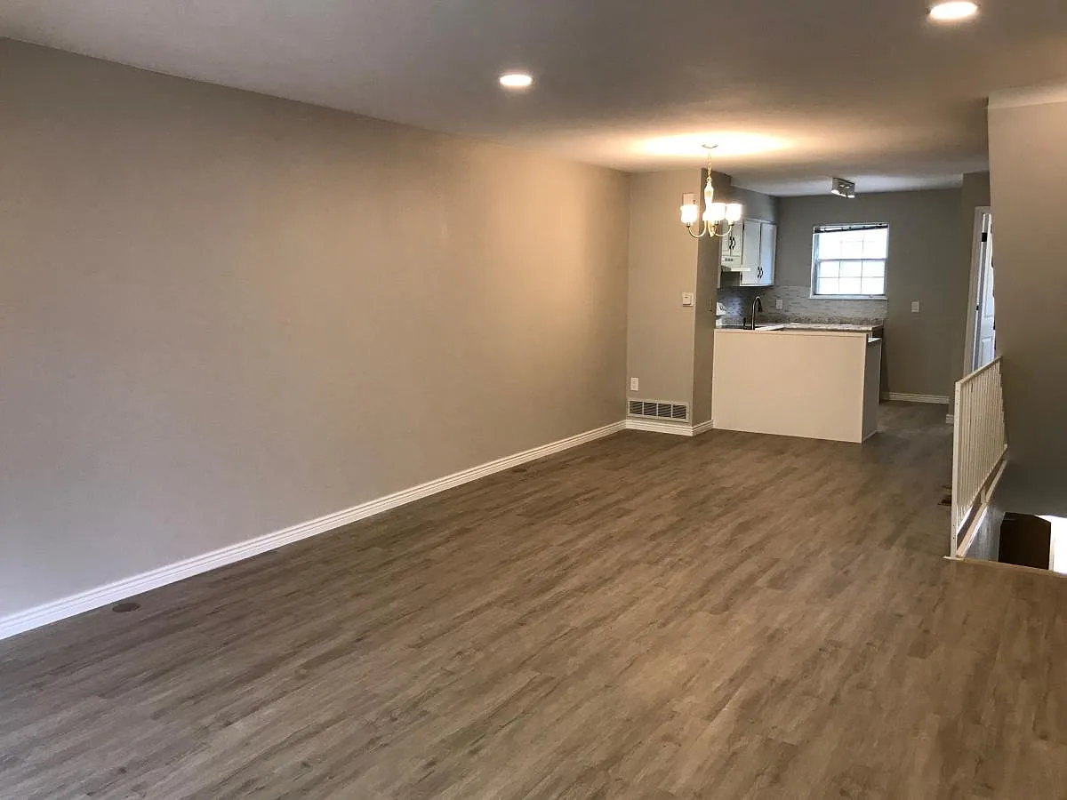 1811 S Quebec Way — Photo 3