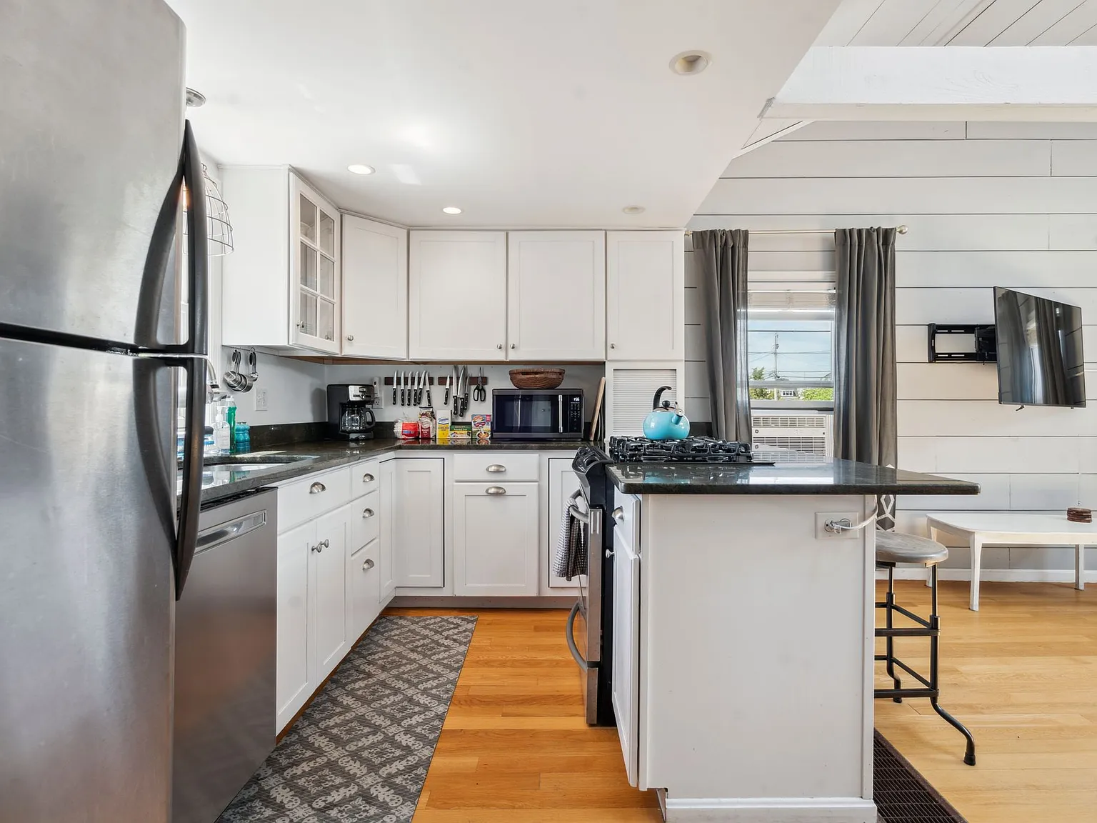 2 bed, 816 sqft, $2,950 — Photo 2