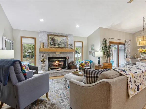 1903 Saint George Ln, Janesville, WI 53545