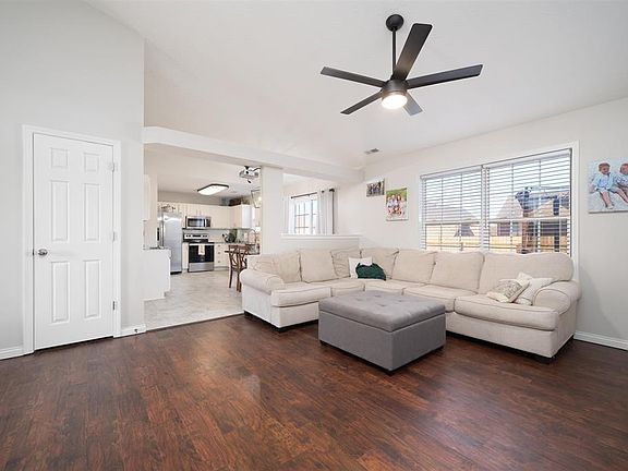 5th image of 421 Newbury Ct