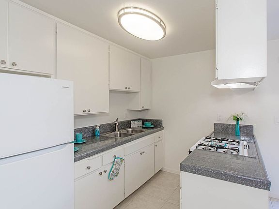 4th image of 3160 Lincoln St APT 18