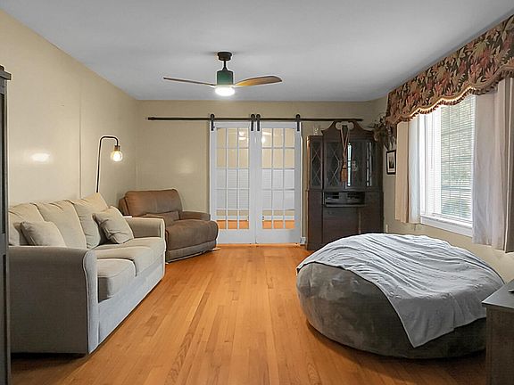 4th image of 104 Garden Hill Rd