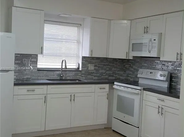 325 SE 2nd St, Hallandale, FL