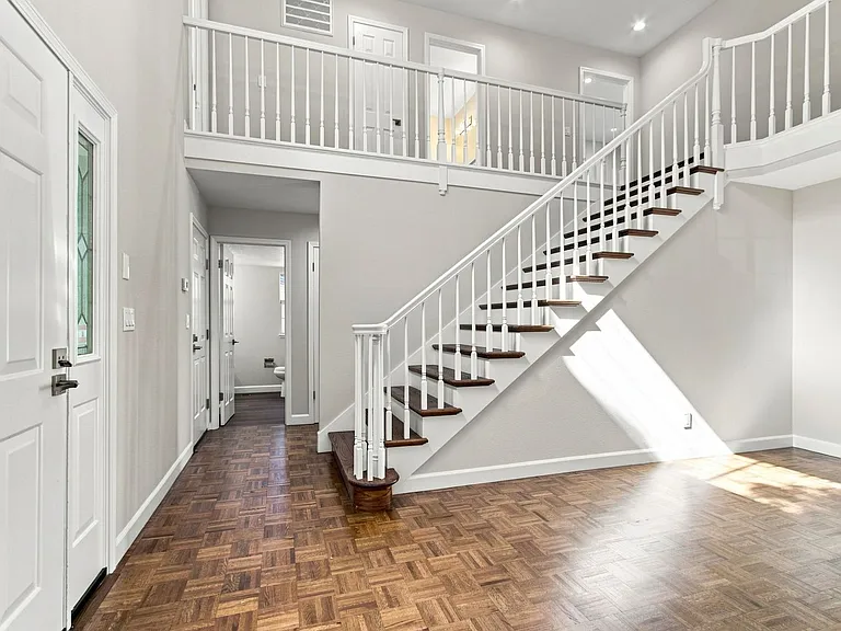 749 Glenborough Dr — Photo 9