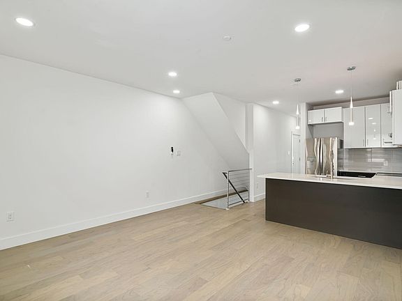 2nd image of 1528 W Stiles St #A