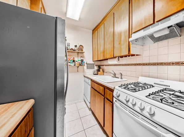 52-30 39th Drive image 6 of 16