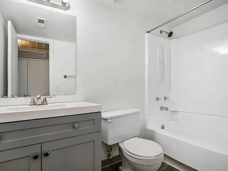 Oakdale Springs Apartments — Photo 7