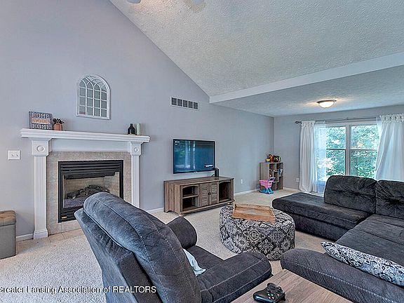 3rd image of 2328 Knotwood Dr