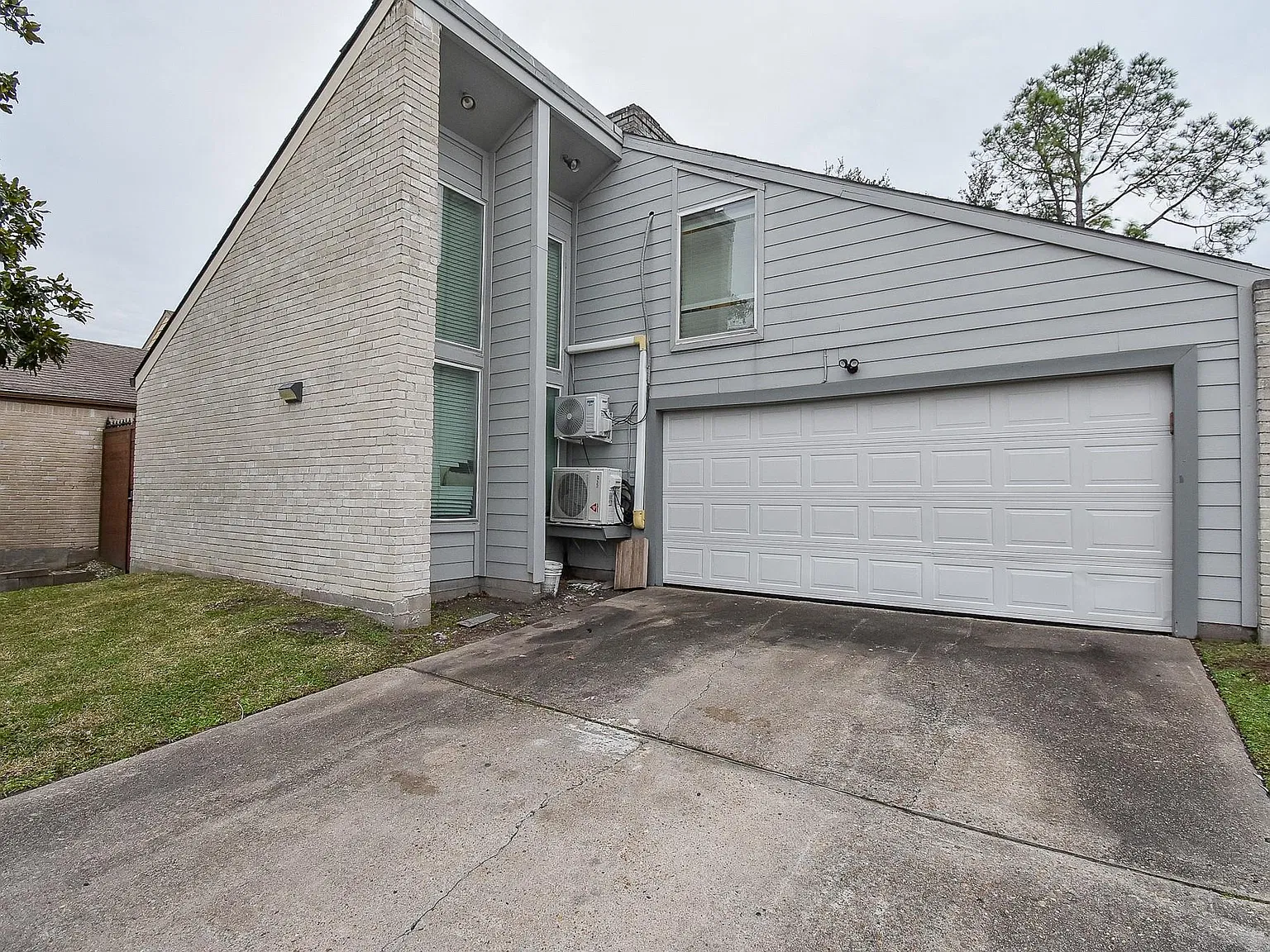 4 bed, 2.0 bath, 2495 sqft, $2,800 — Photo 2
