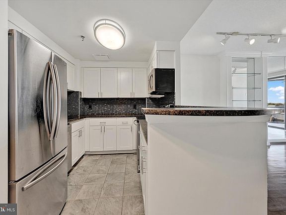 3rd image of 24 Courthouse Sq APT 807