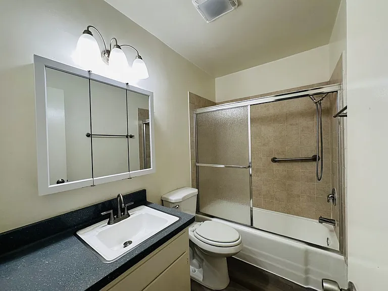 Maison De Michelle Apartments — Photo 29