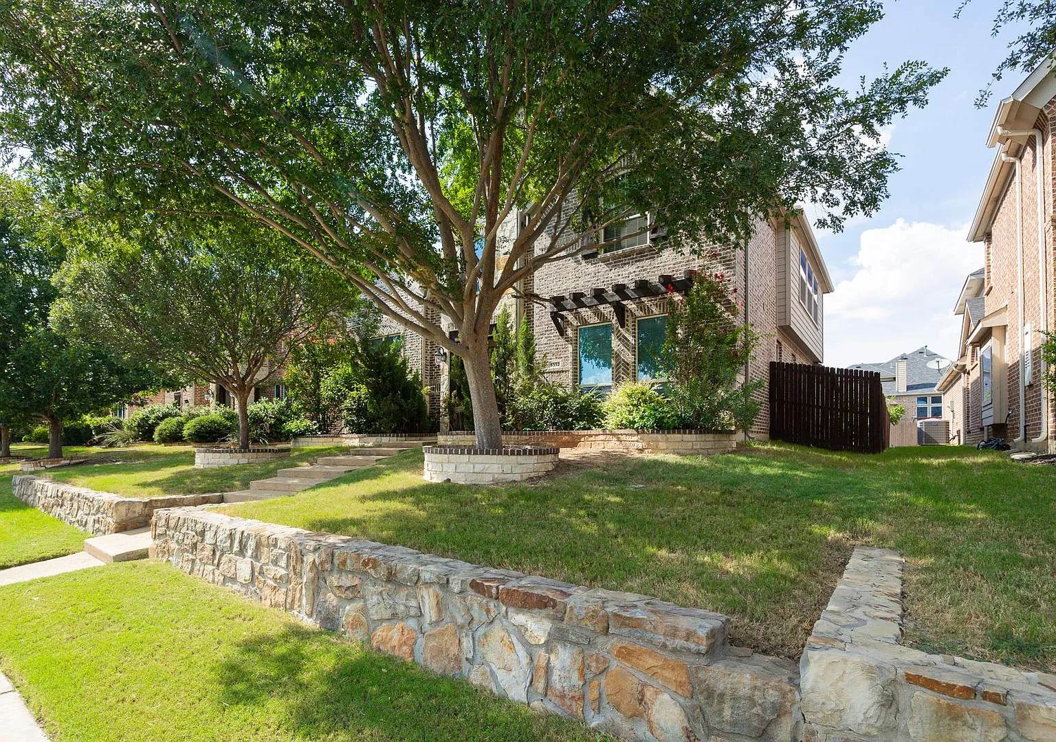 This beautifully maintained 5-bedroom, 4.5-bath home offers a spacious and thoughtfully designed ... — Photo 3
