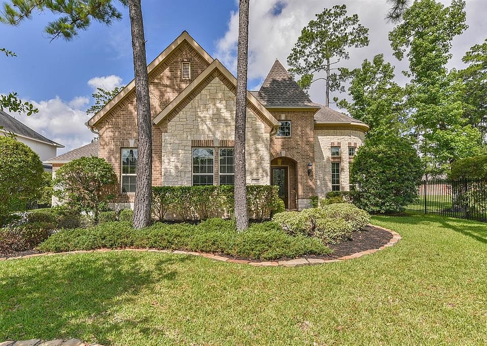 Welcome to this beautiful home! It is close to great schools, shopping, wonderful outdoor and sport amenities and entertainment.