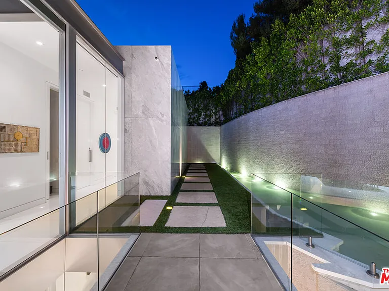 1814 N Doheny Dr — Photo 28