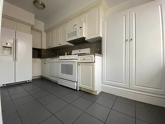 Rented by Bond New York | media 11