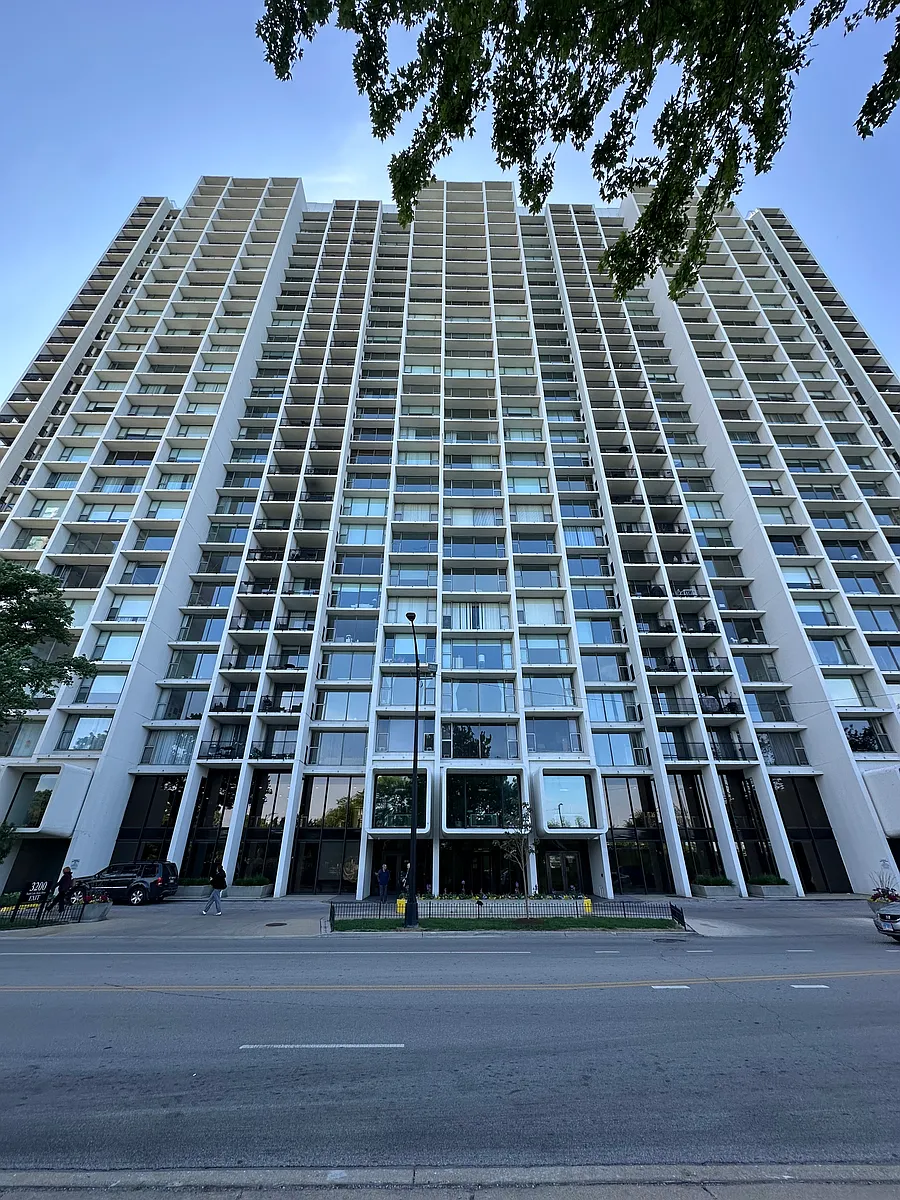 Building Photo - 3200 N Lakeshore Dr #802
