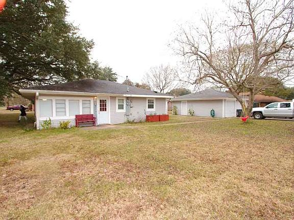 3rd image of 835 Vivian St