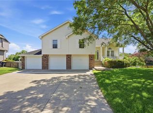 521 SW Graystone Dr, Grain Valley, MO 64029