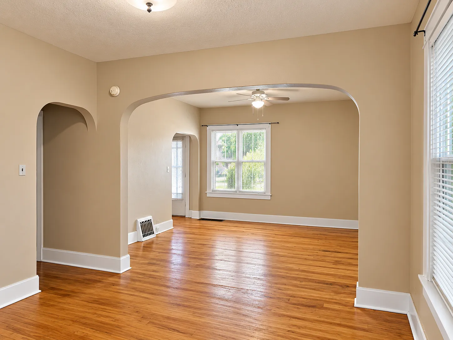 3 bed, $1,985 — Photo 2