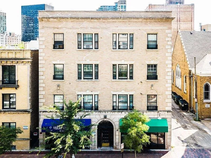810 Clark St — Photo 4