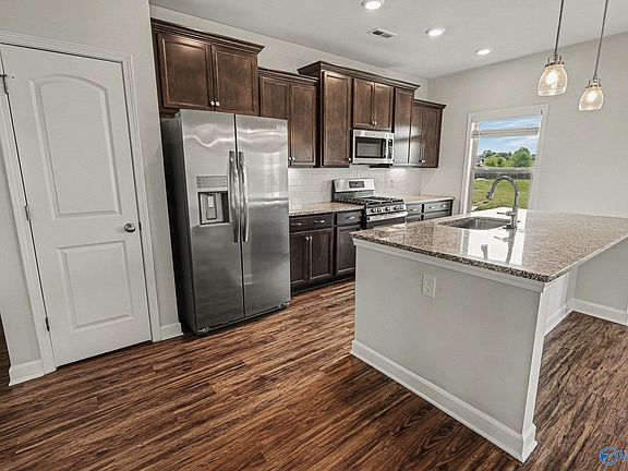 4th image of 254 Holt St