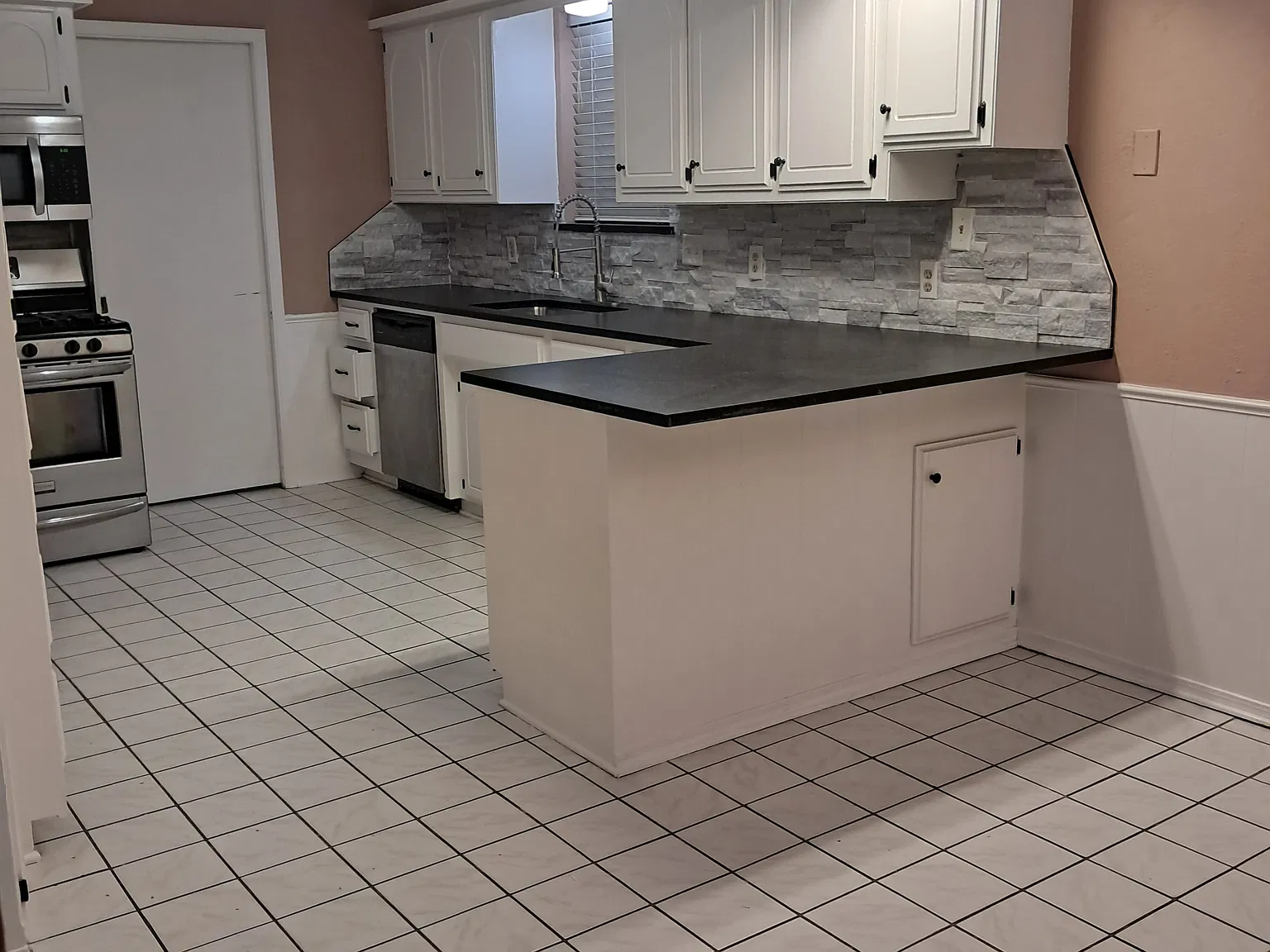3 bed, 1882 sqft, $1,700 — Photo 3