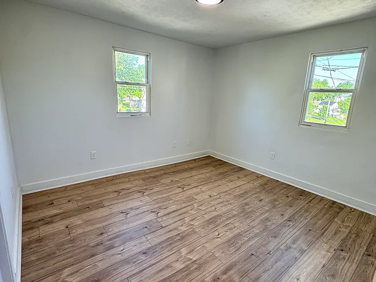 140 Grove Ave — Photo 4