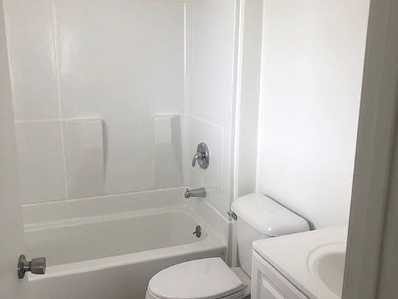 4th image of 332 Roosevelt St #8