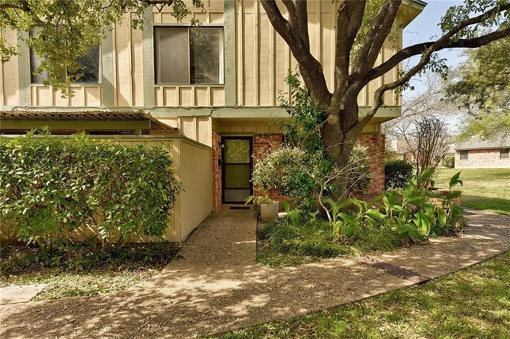 900 W Village Ln — Photo 1