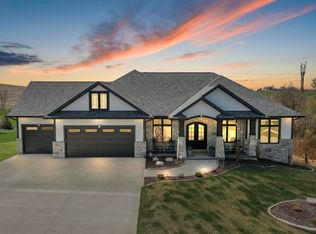 2176 Creek Wood Dr, Dubuque, IA 52003