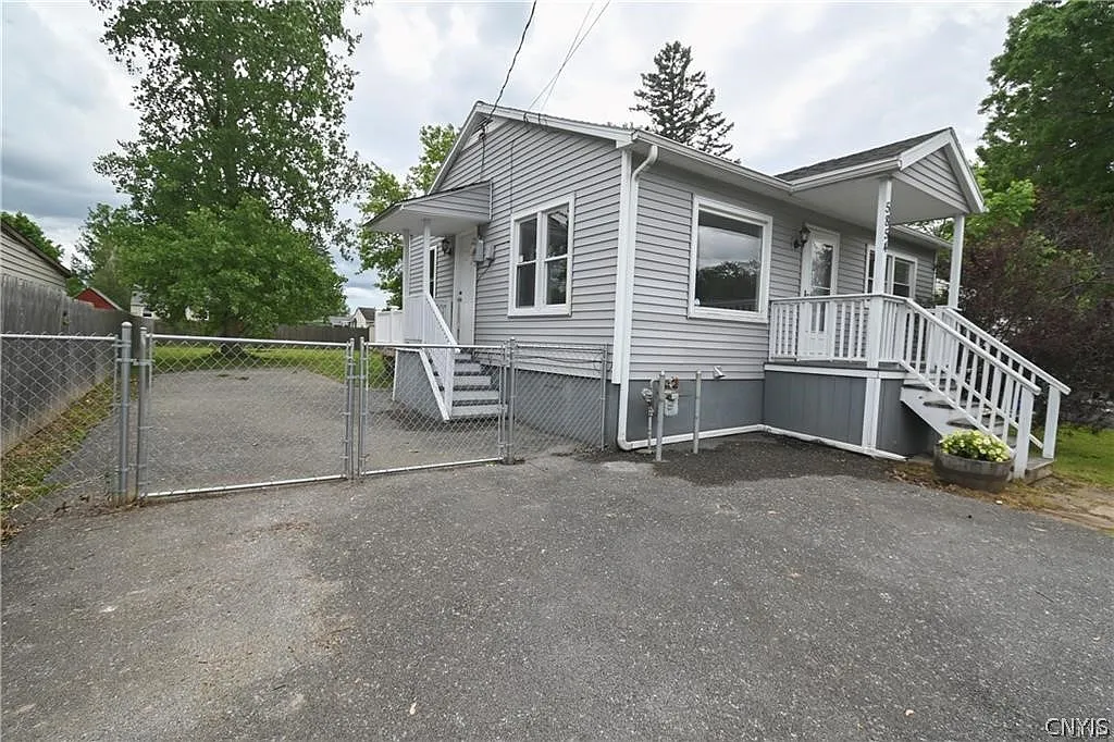 3 bed, 2.0 bath, 976 sqft, $2,250 — Photo 3