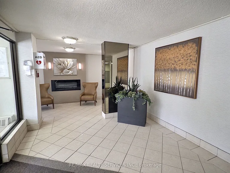 18 Knightsbridge Rd #1812 — Photo 3
