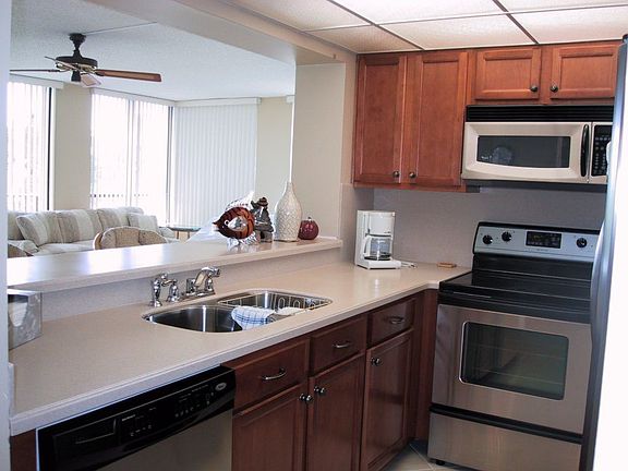 Kitchen w/Breakfast Bar