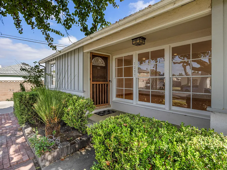 1237 W Oak Ave — Photo 2