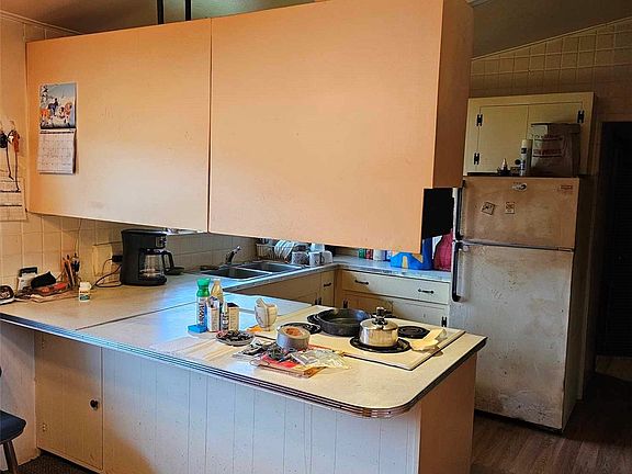 5th image of 609 E Pacific Ave