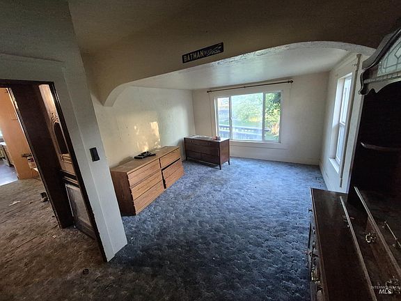 4th image of 211 Center St E