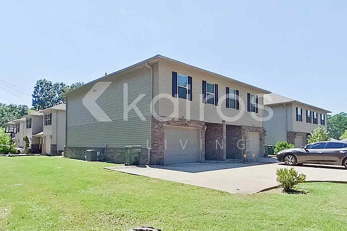 3 bed, 2.5 bath, 1545 sqft, $1,595 — Photo 2